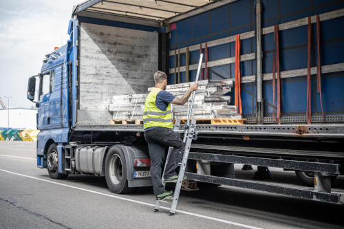 Stufen-Anlegeleiter LKW inkl. Ausstiegsholm links